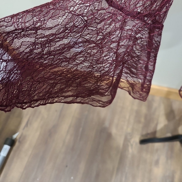 Issac Mizrahi Live Elegant Burgandy Lace Top with keyhole front and back.  SZ 14 - Picture 6 of 10